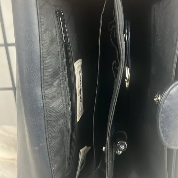 EUC VINTAGE NAVY LEATHER SHOULDER BAG WITH SHINY GOLD HARDWARE. Adjustable Strap - Picture 10 of 11